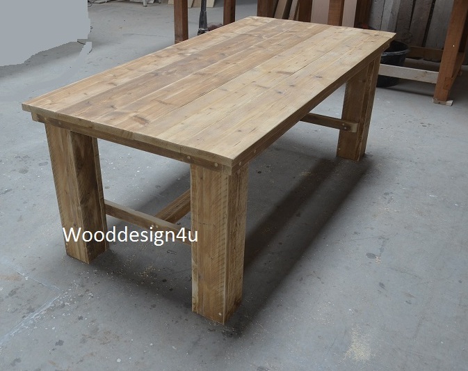 Tisch aus Gerüstholz